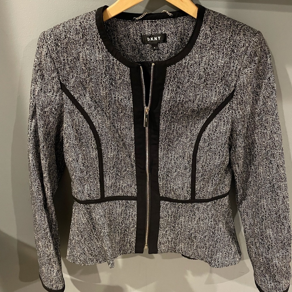 Beautiful DKNY blazer size 8 ✨
